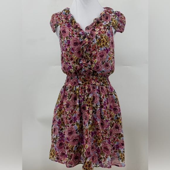 Guess Floral Dress
Ruffle Trim
V Neck Cap Sleeve
Smocked Waist Lined - Picture 1 of 6